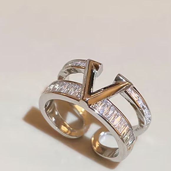 Jewelry - Sparkly Silver V Shape Baguette Ring Adjustable size 7